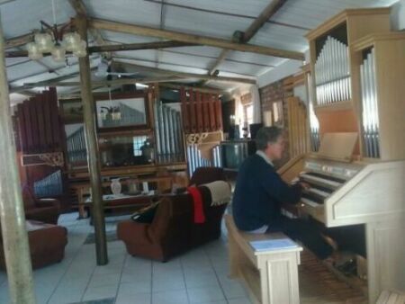 Mr. de Fouw- Vaalwater- Content organ D5800 with 201 voices and pipefacade with real organ pipes.
